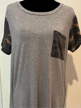BOMBOM Gray Tee with Camo Pocket & Sleeves Size XL.